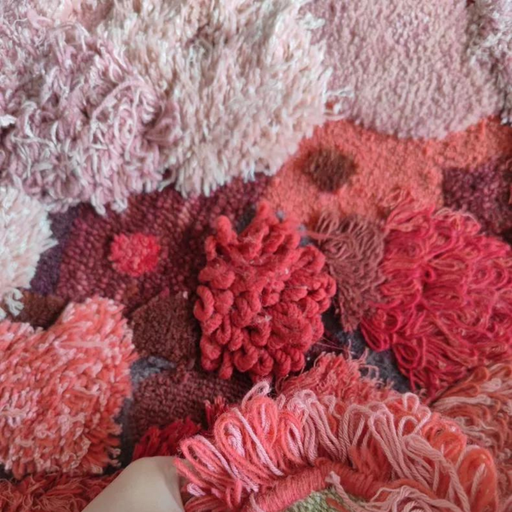 Rose motif wool rug AM070